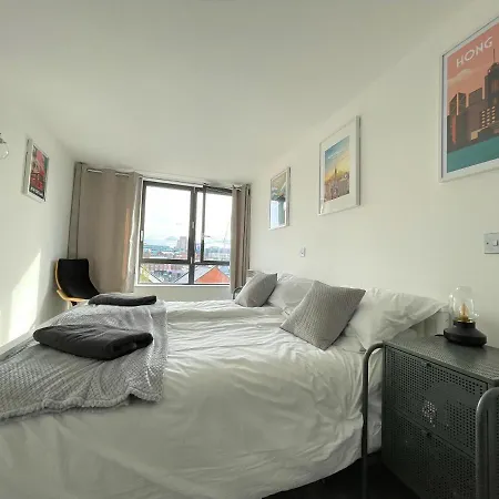 Penthouse W/ Parking Apartment